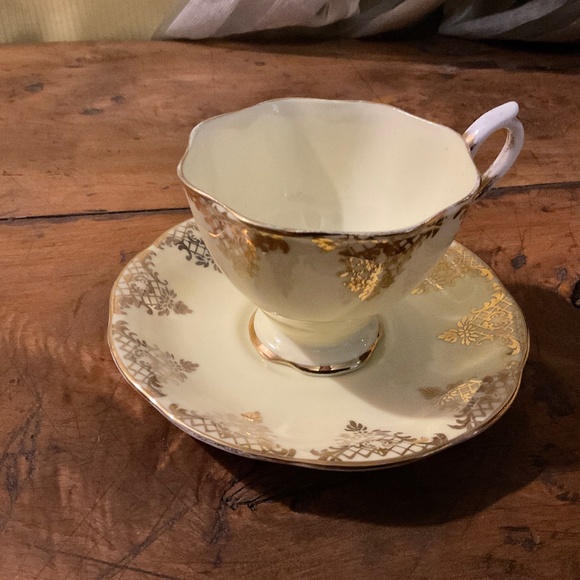 Royal Albert crown china tea cup and saucer pale yellow - Picture 1 of 3